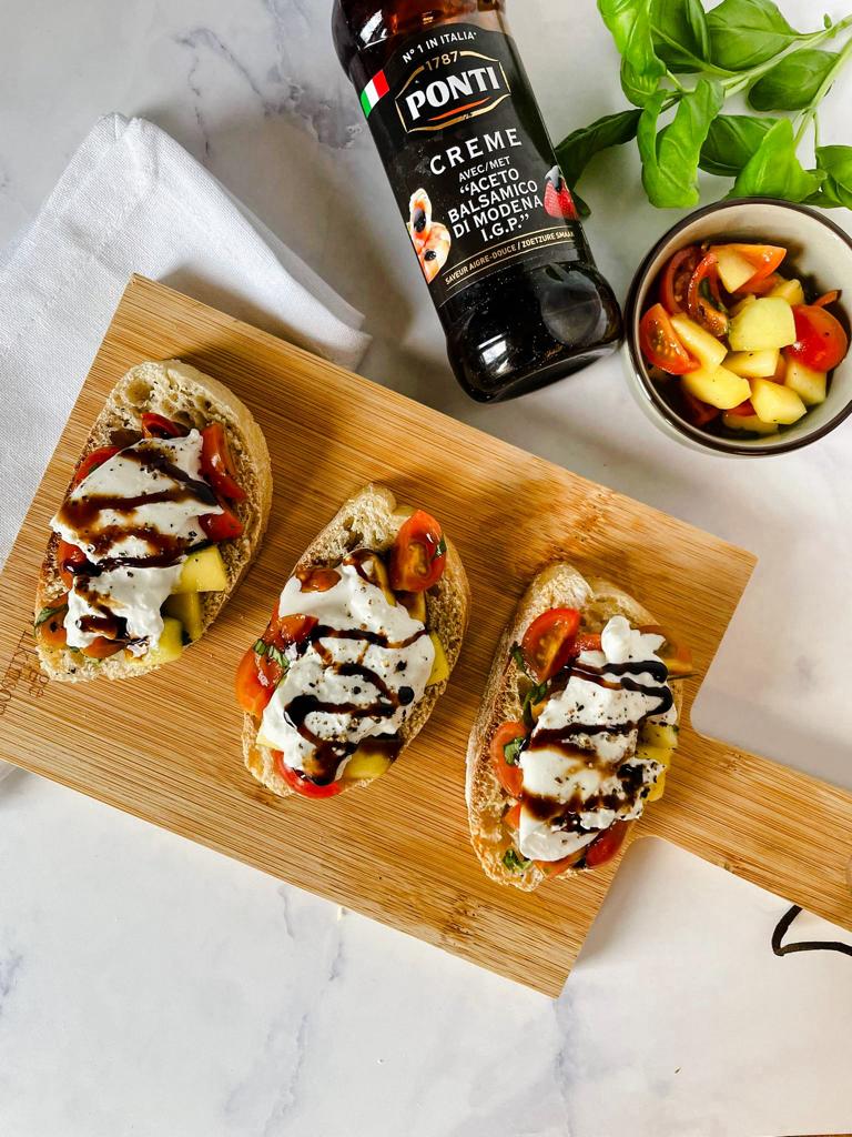 Bruschetta with mango, tomatoes and burrata